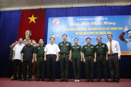 Đại tá Hoàng Xuân Vinh chụp ảnh lưu niệm