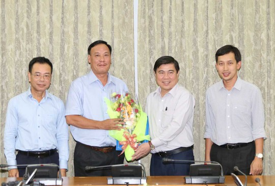
Chủ tịch UBND TP Nguyễn Thành Phong (thứ hai từ phải qua) trao quyết định bổ nhiệm cán bộ cho ông Bùi Thế Hải
