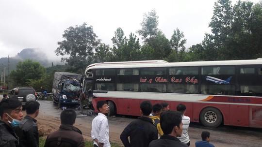 
Tài xế Việt đã điều khiển xe tải vượt chiếc ô tô đang đậu trên đường dẫn đến vụ tai nạn Ảnh: CTV
