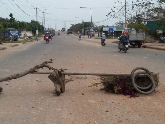 
Barie được người dân lập lên giữa đường vì chịu hết nổi ô nhiễm
