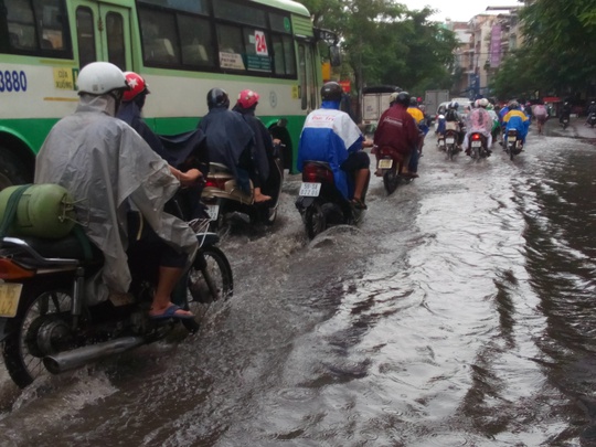 Một phần đường Đinh Bộ Lĩnh giao nhau với đường Nguyễn Xí Cũng bị ngập nước