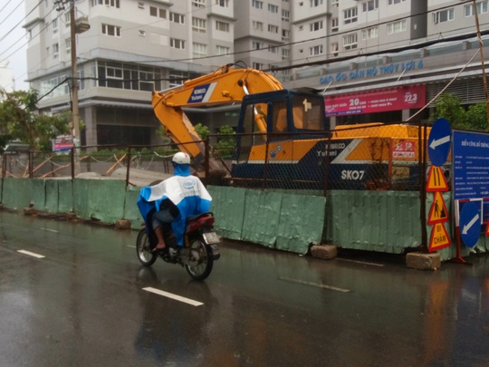 Gần đó một công trình lắp đặt cống thoát nước cho đoạn đường này vẫn đang trong giai đoạn thi công