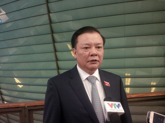 
Bộ trưởng Bộ Tài chính Đinh Tiến Dũng trao đổi với báo chí bên hành lang Quốc hội - Ảnh: Bảo Trân
