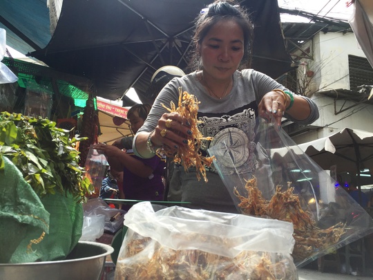 Năm nay m&oacute;n Vũ nữ ch&acirc;n d&agrave;i (hay c&ograve;n gọi kh&ocirc; nh&aacute;i) đang được nhiều người mua l&agrave;m qu&agrave; Tết.