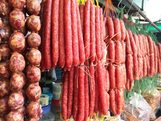 Ngo&agrave;i ra tại chợ Phường 1 (quận 10) hiện nay b&agrave;y b&aacute;n kh&aacute; nhiều măt h&agrave;ng đồ kh&ocirc; c&oacute; nguồn gốc từ Campuchia.