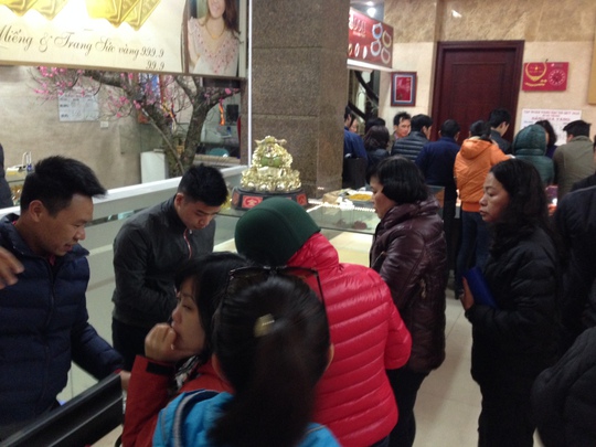 
Phố Hà Trung, Hà Nội cũng khá tấp nập khách đến mua vàng cầu may - Ảnh: Ngọc Dung
