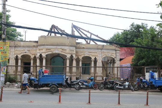 Căn biệt thự cổ tại số 237 Nơ Trang Long (quận Bình Thạnh) được tháo dỡ vào trưa 26-6.