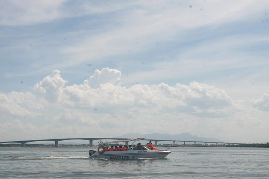 Cầu Cửa Đại bắc qua sông Thu Bồn nối liền TP Hội An với các huyện Duy Xuyên, Thăng Bình