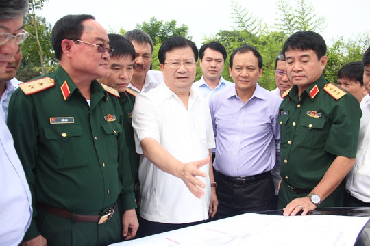 
Phó Thủ tướng Trịnh Đình Dũng làm việc với Bộ Quốc phòng về việc giải quyết tình trạng kẹt xe, an toàn bay ở sân bay Tân Sơn Nhất.
