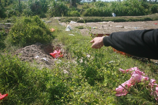 Hố do Phúc đào để chôn thi thể nạn nhân ở gần nghĩa địa