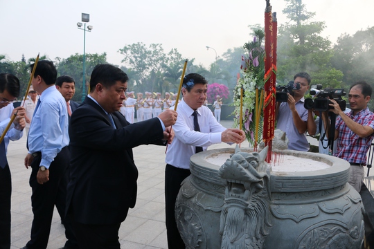 
Chủ tịch UBND TP Nguyễn Thành Phong (áo trắng) thành kính dâng hương ở tượng đài liệt sĩ tại nghĩa trang
