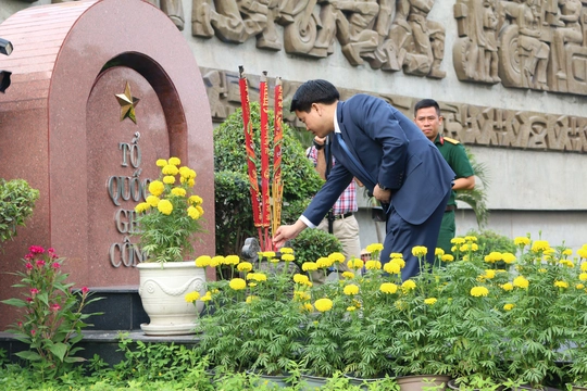 
Ông Nguyễn Đức Chung đại diện đoàn lãnh đạo Hà Nội thắp hương viếng các anh hùng liệt sĩ ở Nghĩa trang Liệt sĩ TP
