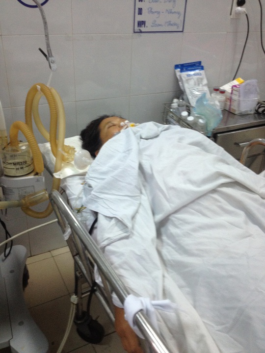 
Bà Là đang điều trị tại bệnh viện trong tình trạng nguy kịch Ảnh: Vũ Vân
