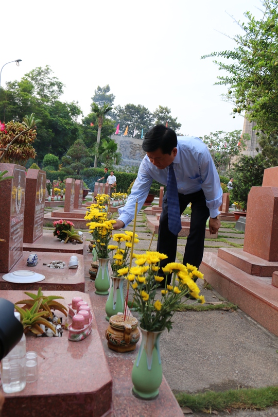 
Bí thư Thành ủy TPHCM Đinh La Thăng còn đến viếng một số mộ liệt sĩ trong nghĩa trang
