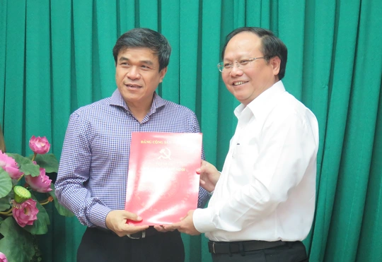 
Phó Bí thư Thành ủy TP HCM Tất Thành Cang trao quyết định bổ nhiệm cho ông Nguyễn Quý Hòa
