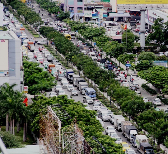 
Hàng ngàn phương tiện nối đuôi nhau, nhích từng chút để di chuyển trên đường Trường Sơn
