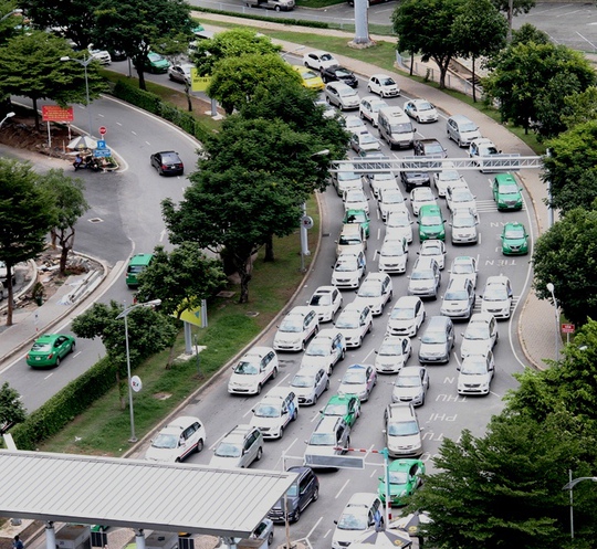 
Dòng xe nối đuôi nhau vào sân bay Tân Sơn Nhất
