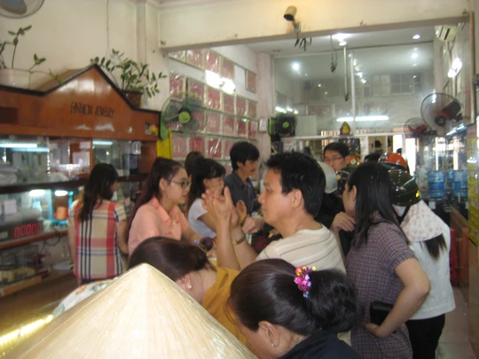 
Người dân chen nhau mua vàng tại tiệm vàng Kim Phát 1 trên đường Nguyễn Văn Nghi, Gò Vấp. Ảnh: Thy Thơ
