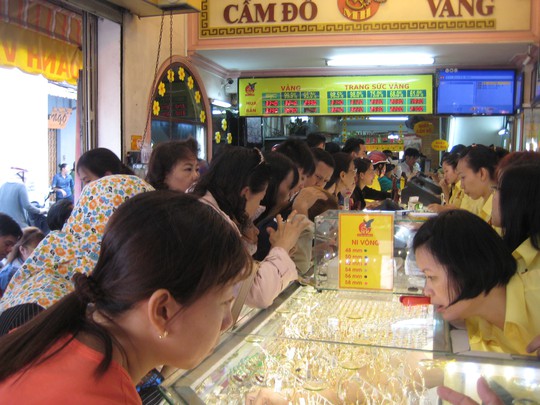
Người dân mua vàng tại tiệm vàng Mi Hồng, chợ Bà Chiểu sáng 17-2. Ảnh: Thy Thơ
