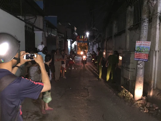 
Nơi cả hai vật lộn, chém nhau
