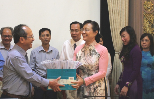 
Bà Nguyễn Thị Quyết Tâm, Chủ tịch HĐND TP, Chủ tịch Ủy ban bầu cử TP HCM đã tận tay trao hồ sơ đại biểu cho ông Nguyễn Hoàng Năng, Chủ tịch Ủy ban MTTQ TP.
