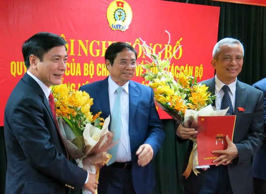 
Trưởng ban Tổ chức Trung ương Phạm Minh Chính trao các quyết định cho ông Đặng Ngọc Tùng (phải) và ông Bùi Văn Cường (trái)
