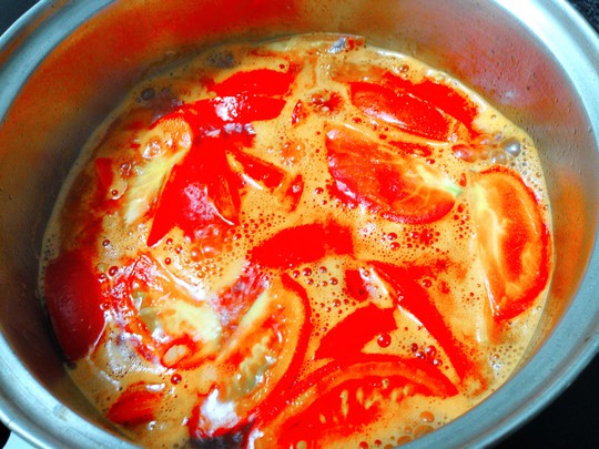 
Cà chua xắt múi cau, xào sơ, thêm nước vào nấu cho sôi
