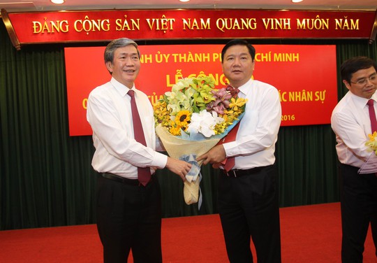 
Ông Đinh Thế Huynh chúc mừng ông Đinh La Thăng nhận nhiệm vụ mới tại TPHCM

