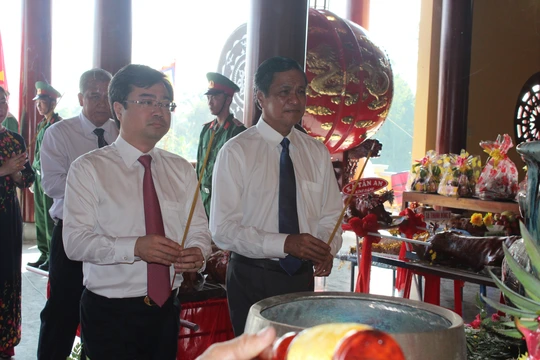 
Ông Nguyễn Thanh Nghị, Bí thư Tỉnh ủy (bìa trái) và ông Phạm Vũ Hồng, Chủ tịch UBND tỉnh Kiên Giang, thực hiện nghi thức dâng hương các Vua Hùng
