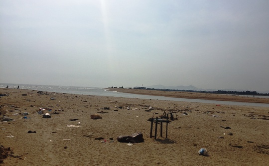 Nguyên nhân, gió mùa Đông Bắc đẩy cát vào cửa biển gây hiện tượng bồi lấp.