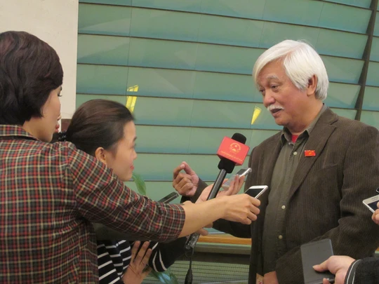 
ĐBQH Dương Trung Quốc trả lời báo chí bên hành lang Quốc hội - Ảnh: Văn Duẩn
