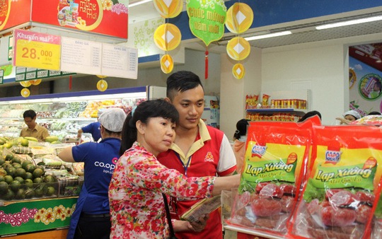 
Khách hàng mua lạp xưởng Tết tại siêu thị Co.op mart
