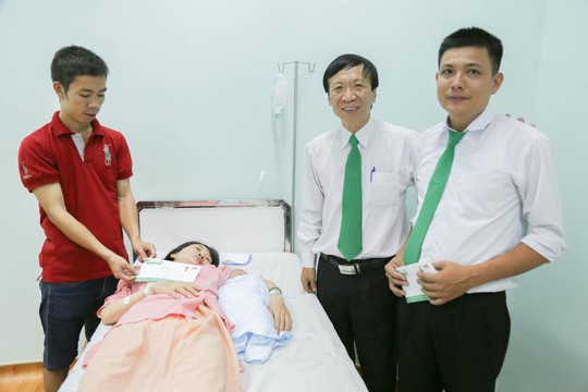 
Ông Nguyễn Tuấn Sinh - Chủ tịch Công đoàn Mai Linh đến thăm sản phụ và tuyên dương tài xế Trần Văn Minh Chiến
