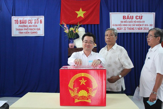 
Ông Nguyễn Thanh Nghị, Bí thư Tỉnh ủy Kiên Giang là người đầu tiên bỏ phiếu bầu cử tại tổ bầu cử số 6 thuộc khu phố 3, phường An Hòa, TP Rạch Giá, tỉnh Kiên Giang vào sáng sớm 22-5
