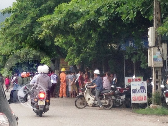 
Người dân xôn xao tập trung quanh khu vực xảy ra vụ án mạng
