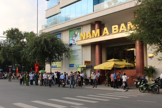
Lực lượng chức năng phải chặn xe không để ách tắc trước ga Nha Trang
