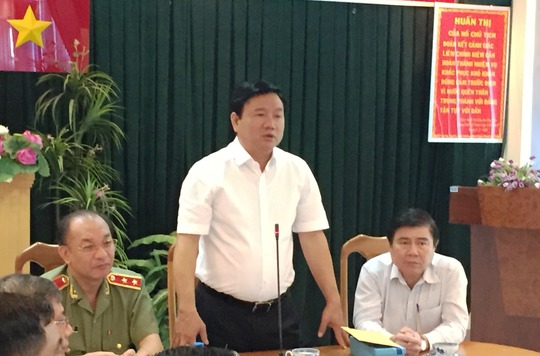 
Bí thư Thành ủy TP HCM Đinh La Thăng trong buổi đến thăm, động viện và khen thưởng Công an quận 1 (TP HCM) có thành tích xuất sắc phá án về ma túy, sáng 28-2.
