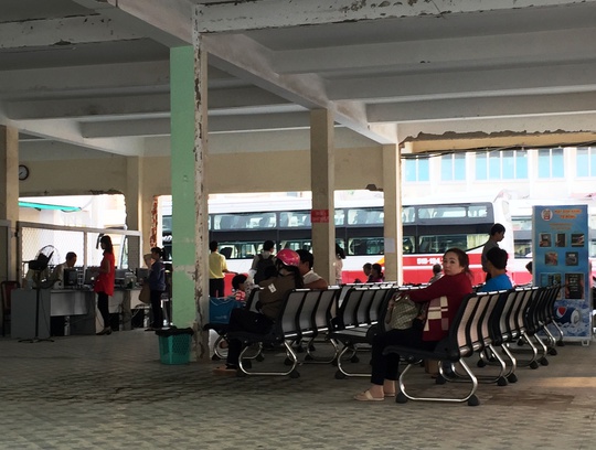 
Hãng xe Thành Bưởi đã thuê mặt bằng tại Công ty Cổ phần Giày Sài Gòn (đường Lê Hồng Phong) để lập bến đón khách.
