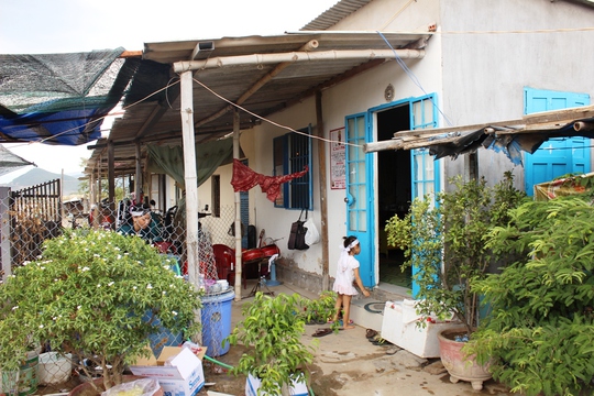 
Dãy nhà hàng chục hộ dân đang sinh sống ở khu Hối Vàng, phường Phước Long, TP Nha Trang
