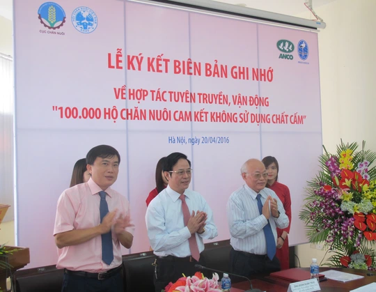 
Các đơn vị ký kết tuyên truyền, vận động 100.000 hộ chăn nuôi không sử dụng chất cấm trong chăn nuôi - Ảnh: Văn Duẩn
