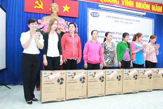 Bà Đinh Thị Thái Hiền, Trưởng Ban Tổ chức LĐLĐ TP HCM, tặng quà cho bà con nghèo tại huyện Nhà Bè, TP HCM