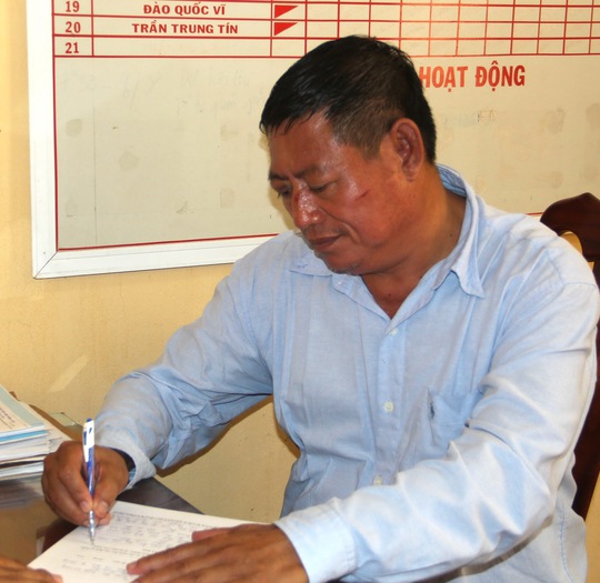 
Ông Thy đang ghi lời khai tại Công an huyện Tịnh Biên.
