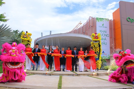 
Ban Lãnh đạo Tập đoàn Đất Xanh thực hiện nghi thức cắt băng khánh thành nhà mẫu Opal Garden.
