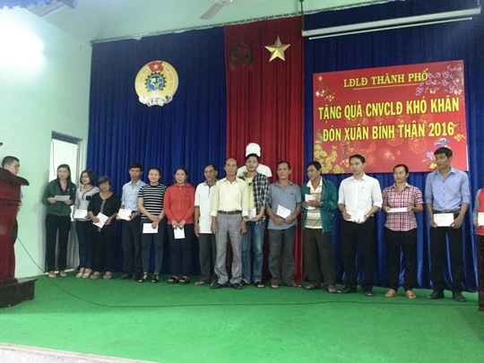 
Lãnh đạo LĐLĐ thành phố Nha Trang tặng quà hỗ trợ người lao động đón Tết

