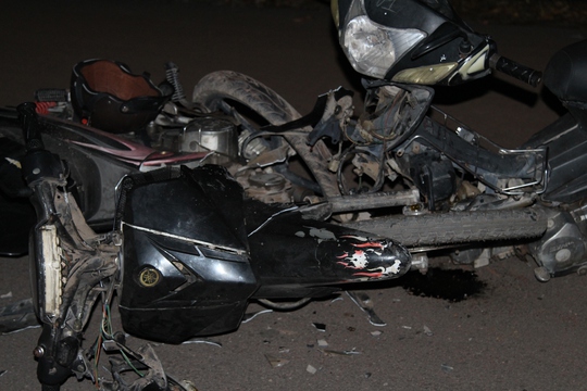 Ba người nguy kịch, hai chiếc xe máy cũng vỡ vụn hoàn toàn.