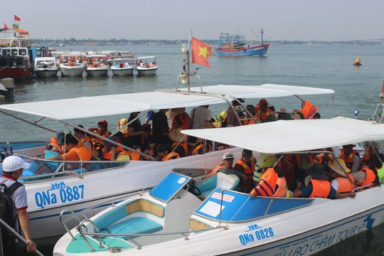 Nhiều du khách mắc kẹt ở Cù Lao Chàm đã được đưa về bờ an toàn