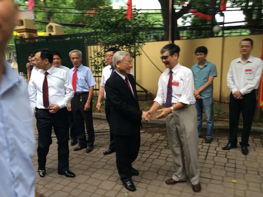
Tổng Bí thư bắt tay, hỏi thăm cử tri đi bỏ phiếu - Ảnh: Nguyễn Quyết
