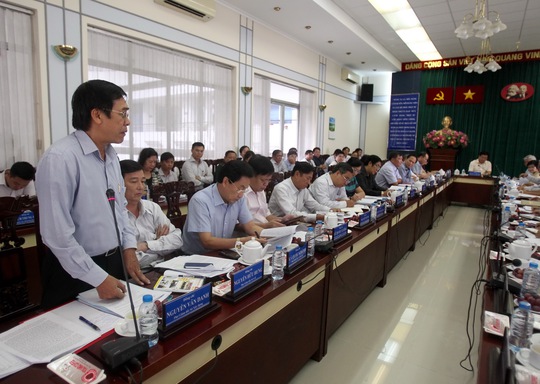 
Phó Giám đốc Sở Xây dựng TP Nguyễn Văn Danh báo cáo tình hình kiểm định chung cư cũ toàn TP
