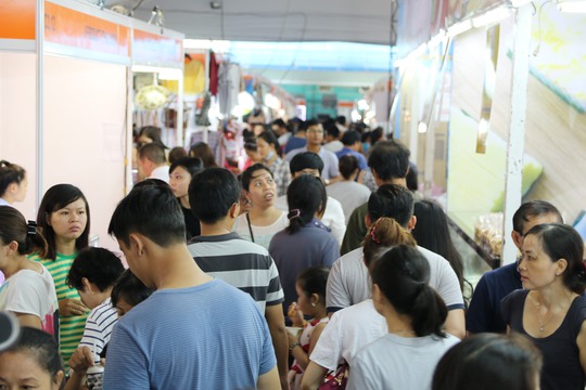 Dù sáng hay tối hội chợ và mua sắm Thái Lan vẫn đông đúc người.