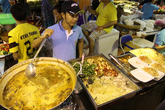 Món Tomyum Kung, tạm gọi là canh tôm chua cay của Thái Lan có giá 40.000 đồng/tô.
